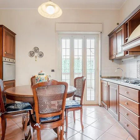 Guesthost - Elegant & Comfy Apartmán